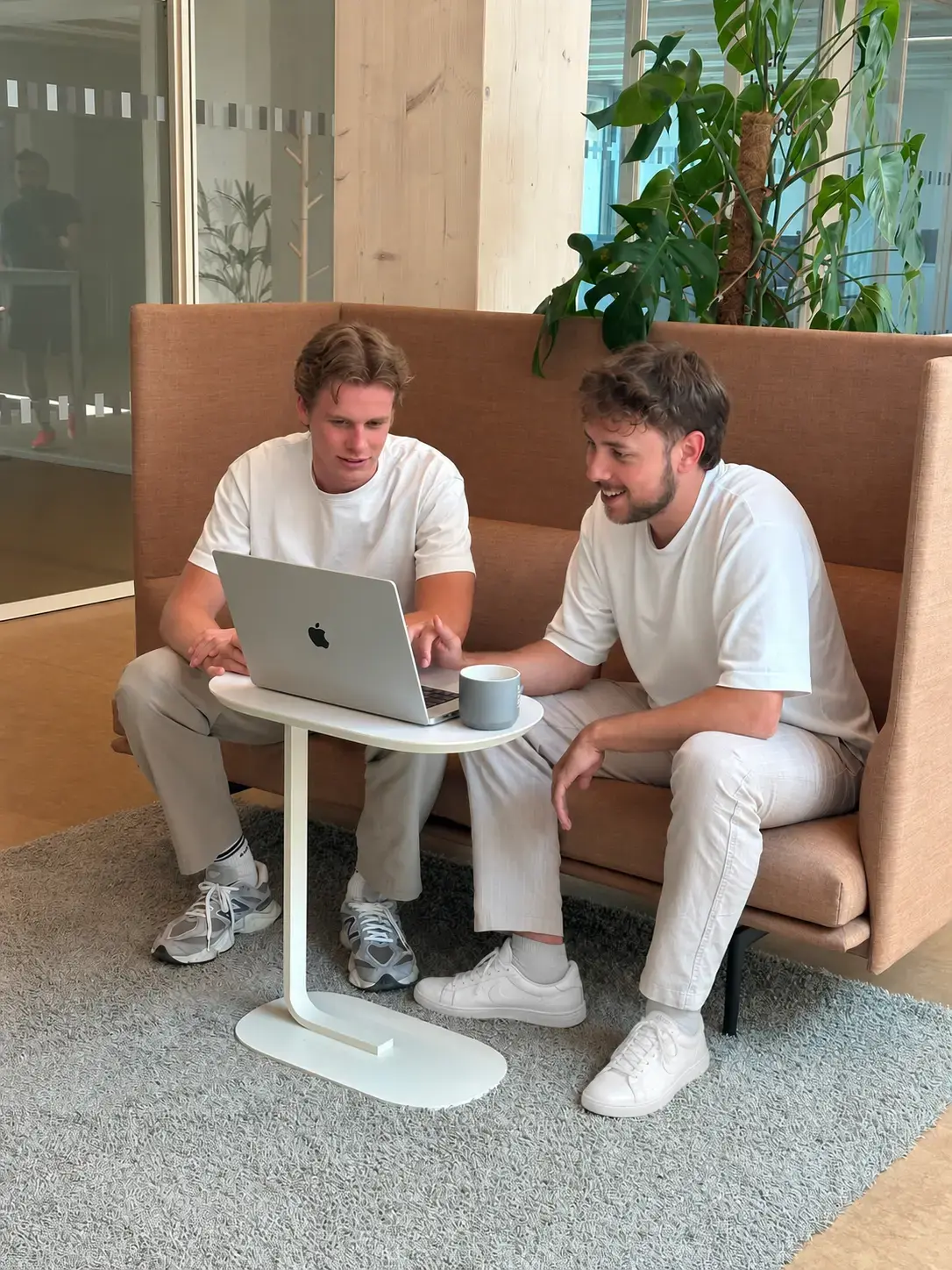Zwei Entwickler von P&A Development arbeiten gemeinsam am Laptop an einer Website