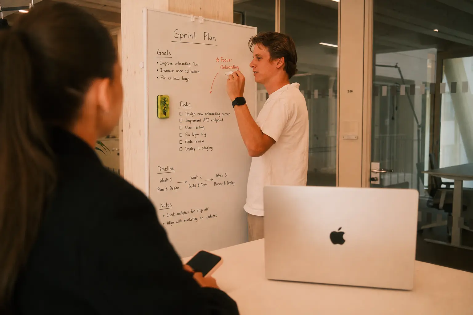 Entwickler von PANDADEV plant einen App-Sprint mit Zielen, Tasks und Timeline am Whiteboard