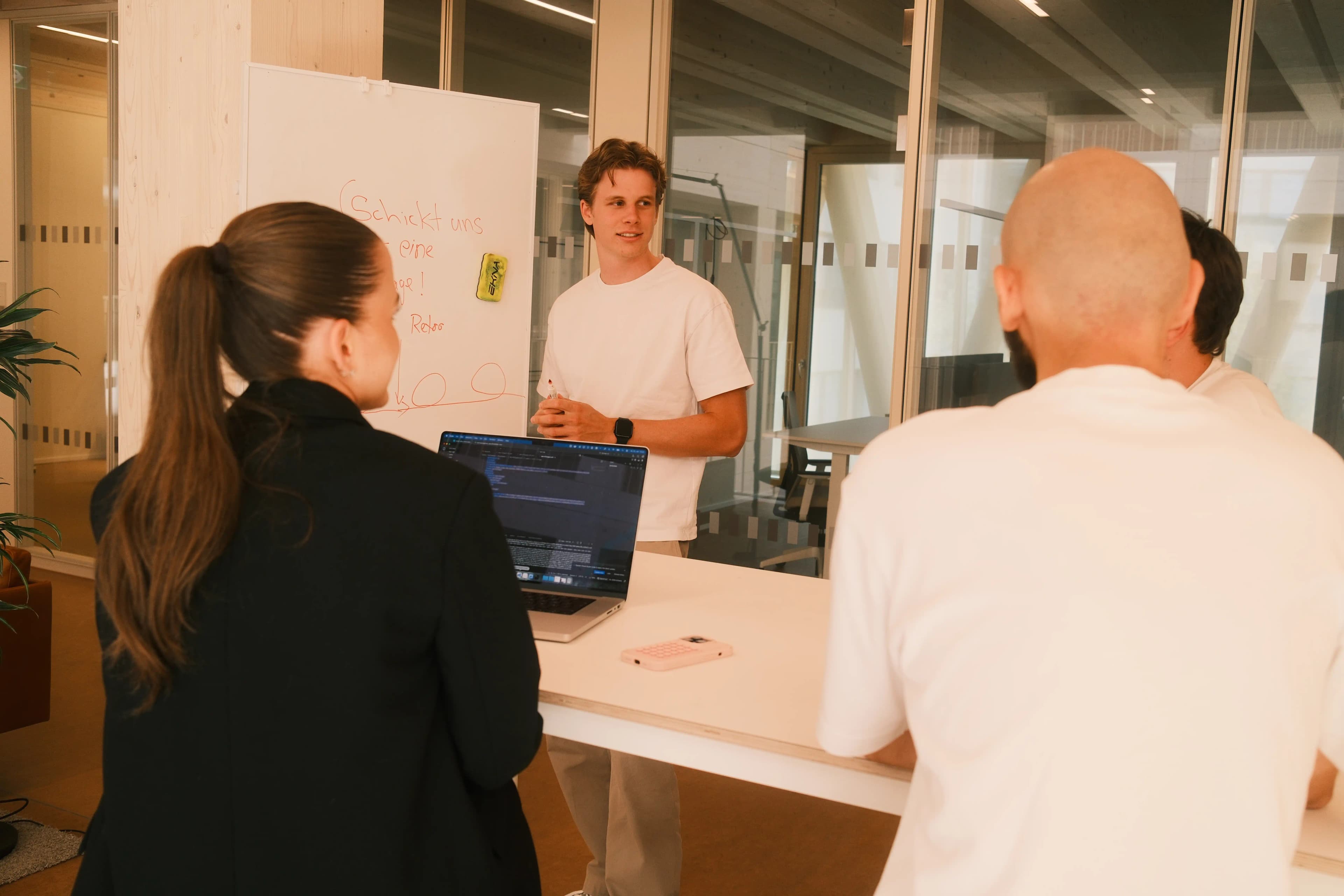 Sprint-Review bei PANDADEV: Das Team bespricht den Stand der App-Entwicklung am Whiteboard