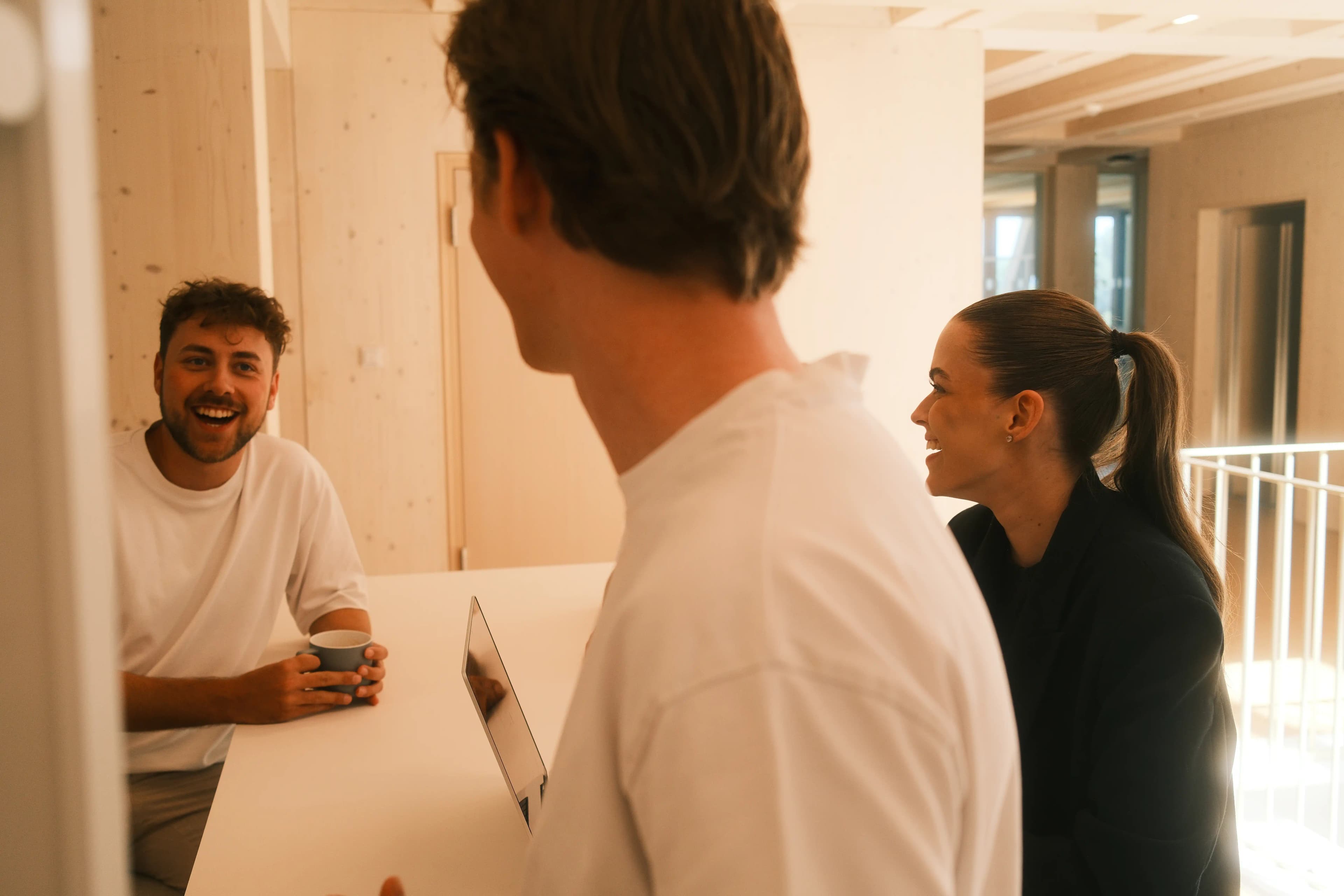 Lockerer Austausch im Team von P&A Development bei einer Tasse Kaffee