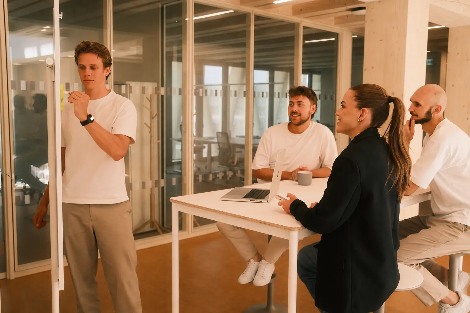 Workshop-Kickoff bei P&A Development: Das Team sammelt Prozess-Ideen an der Glaswand
